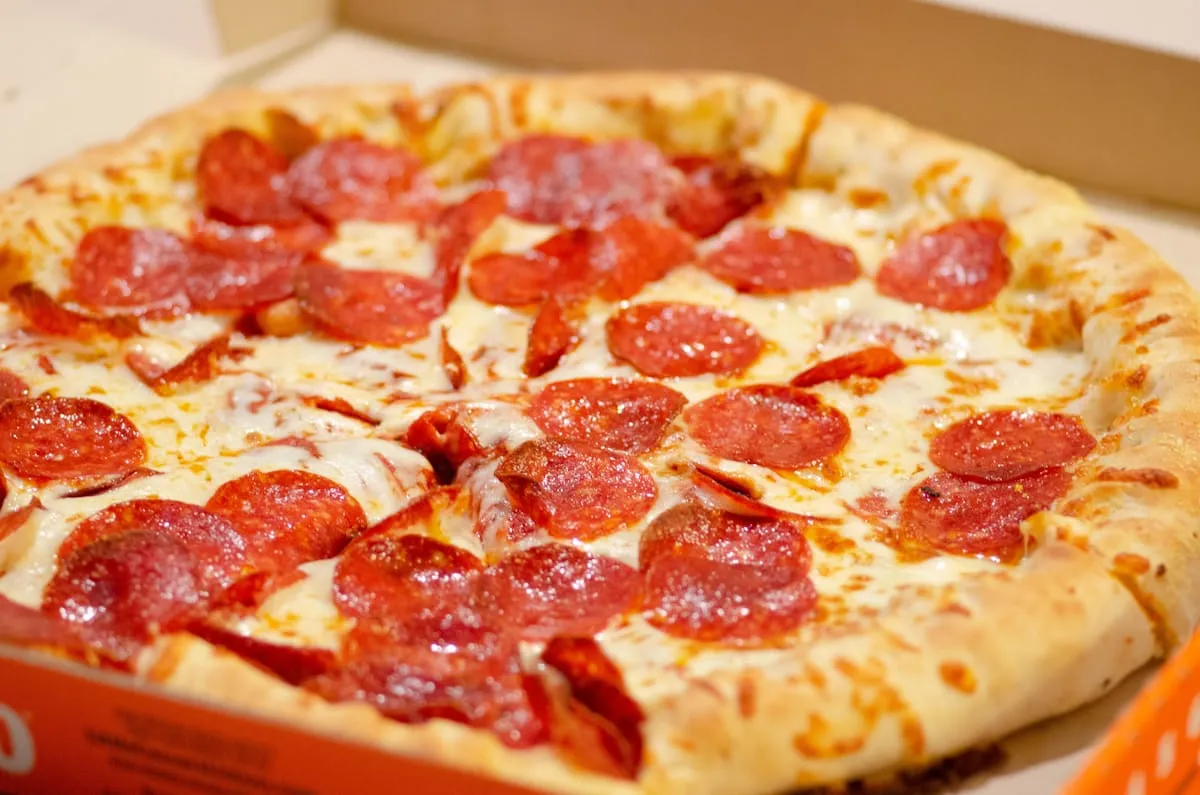 Pizza részlet olvadt sajttal és paradicsomos alappal