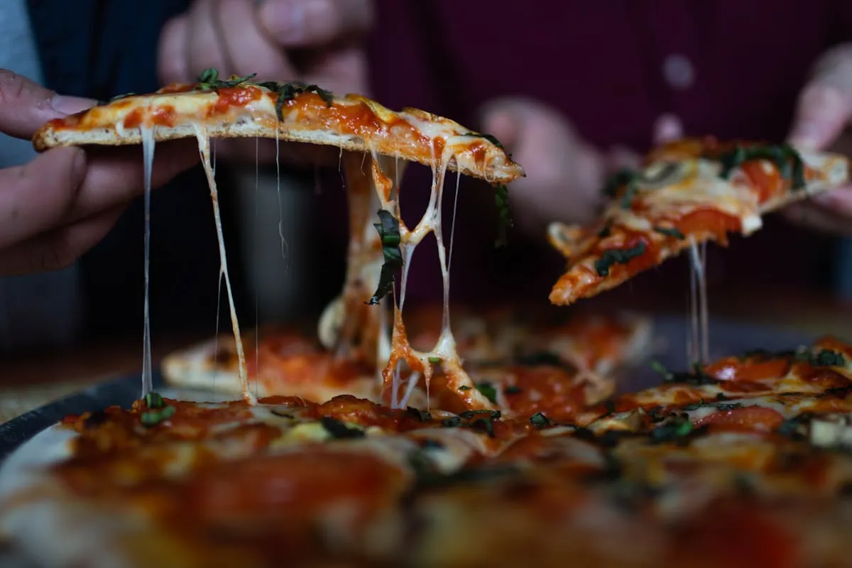 Frissen készített pizza a budapesti étteremben