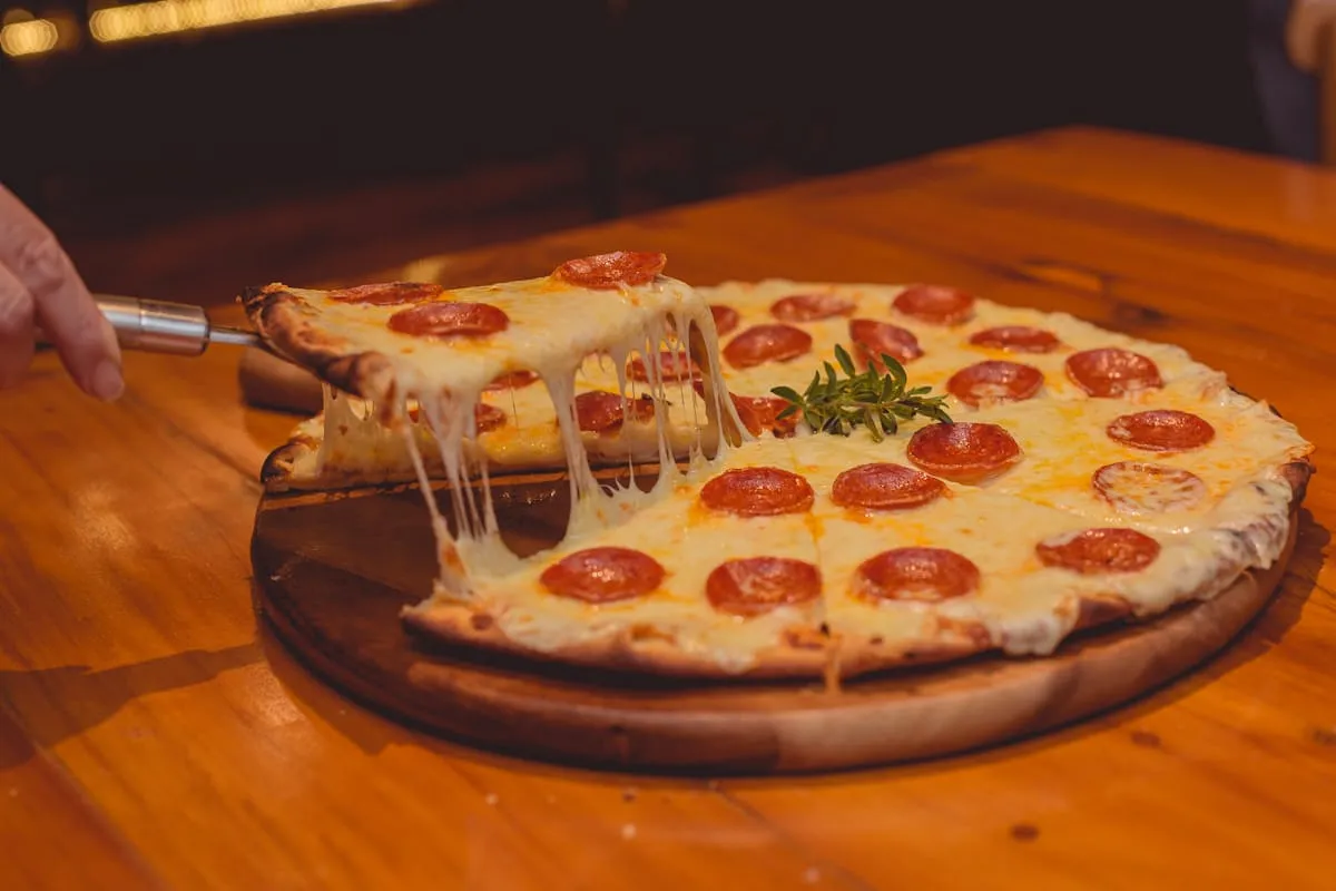 Ropogós szélű kézműves pizza friss feltétekkel