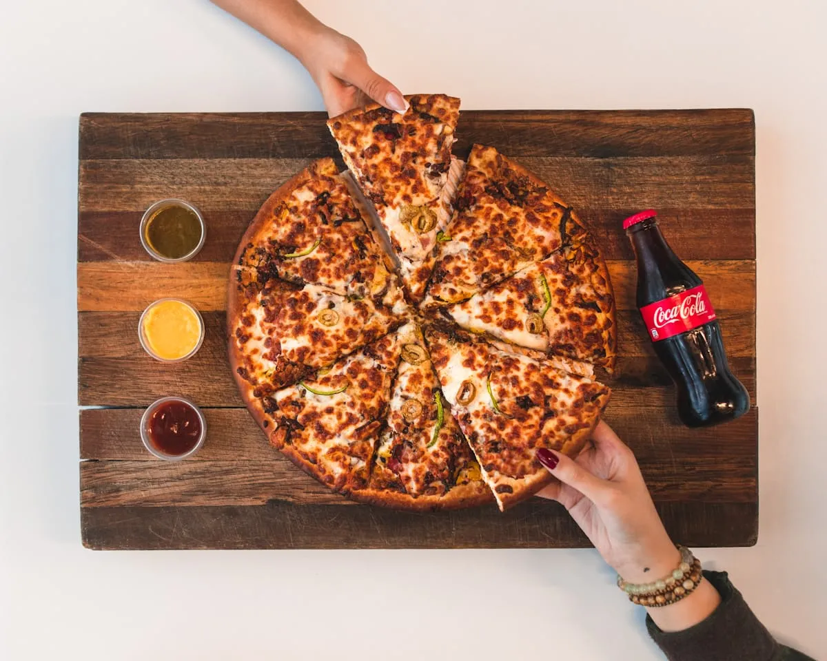 Pizza paradicsomos alappal és mozzarellával