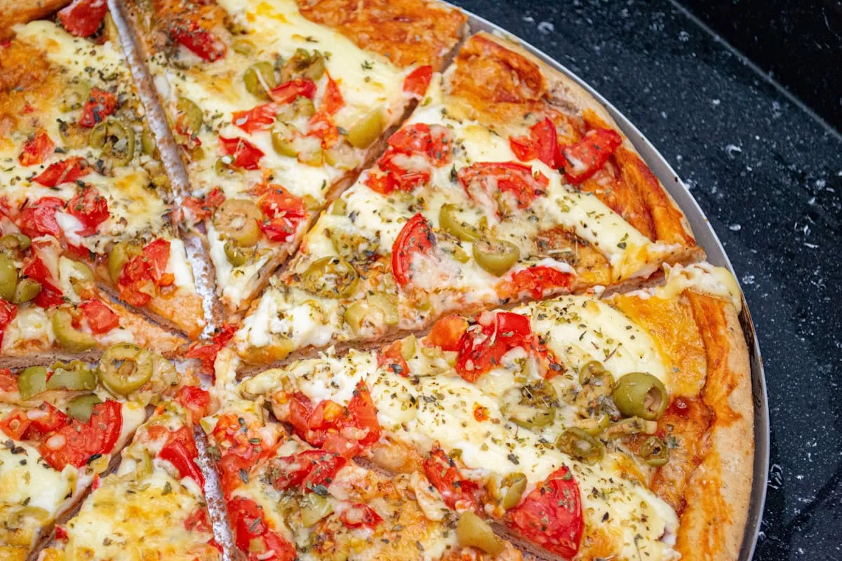 Klasszikus olasz pizza friss bazsalikommal