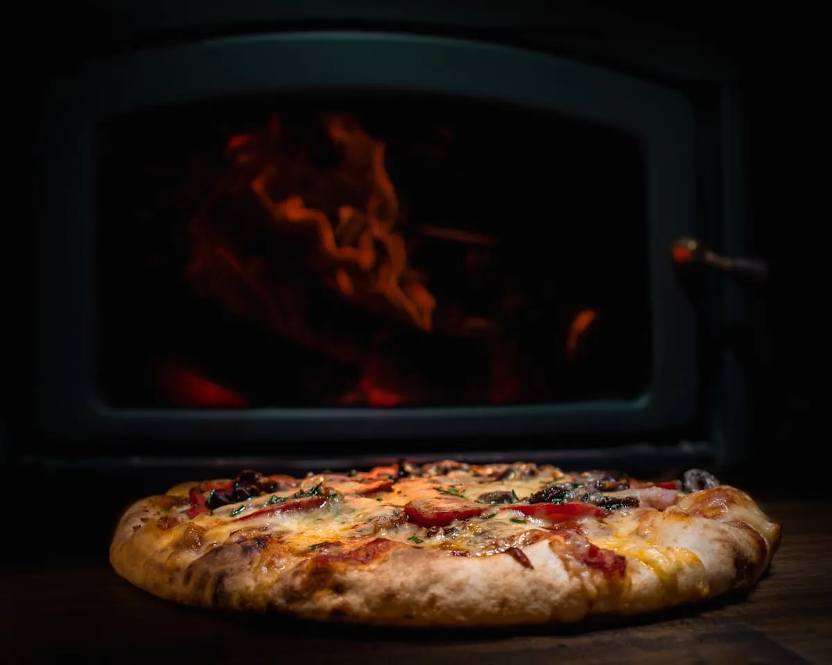 Pizza friss zöldségekkel és sajttal