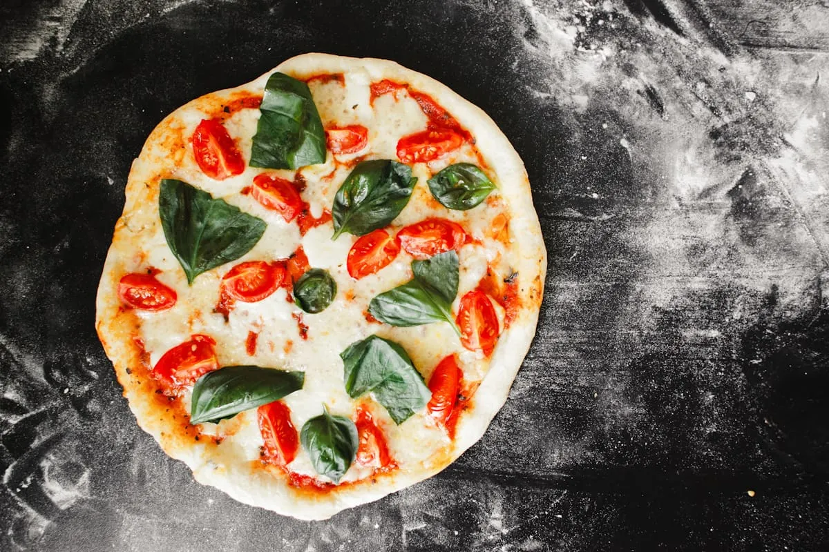 Pizza sütés előtti előkészítése