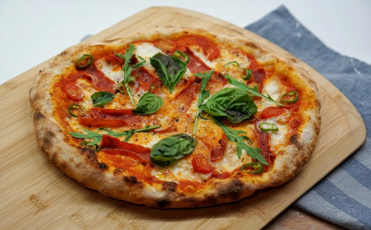 Frissen sült pizza asztalon