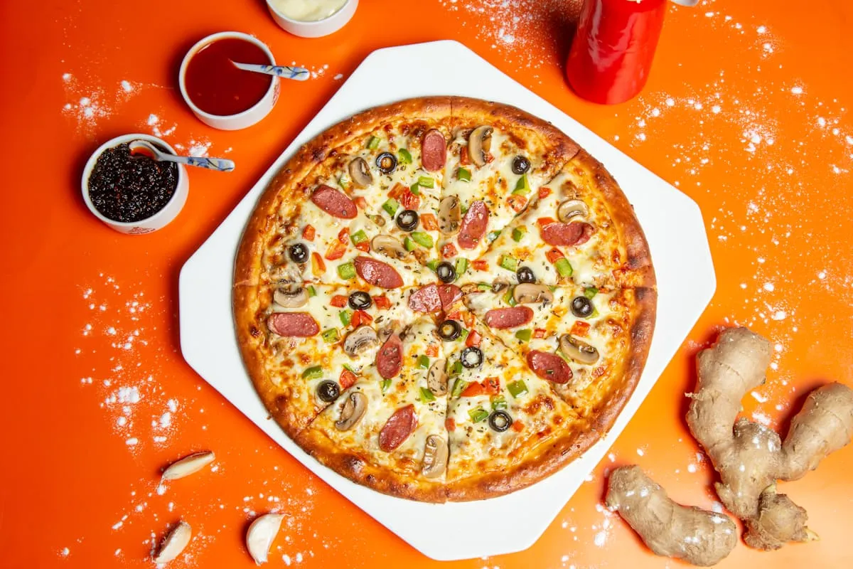 Éttermi pizza és friss hozzávalók