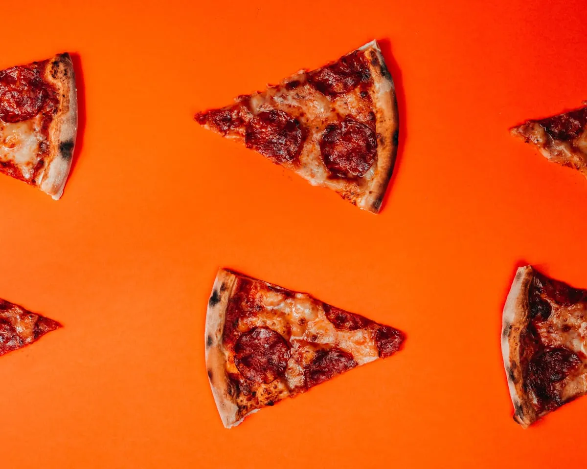 Pizza készítés részlete a konyhában