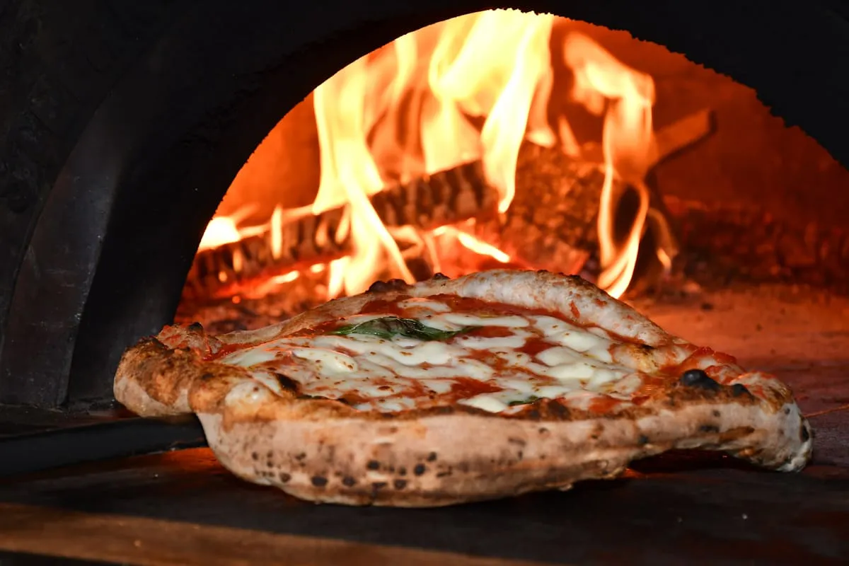 Klasszikus pizza modern tálalással
