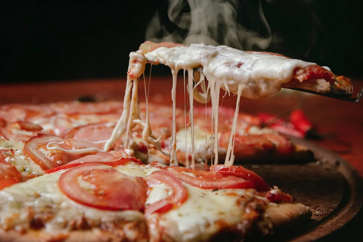 Kézműves pizza éttermi tálalásban