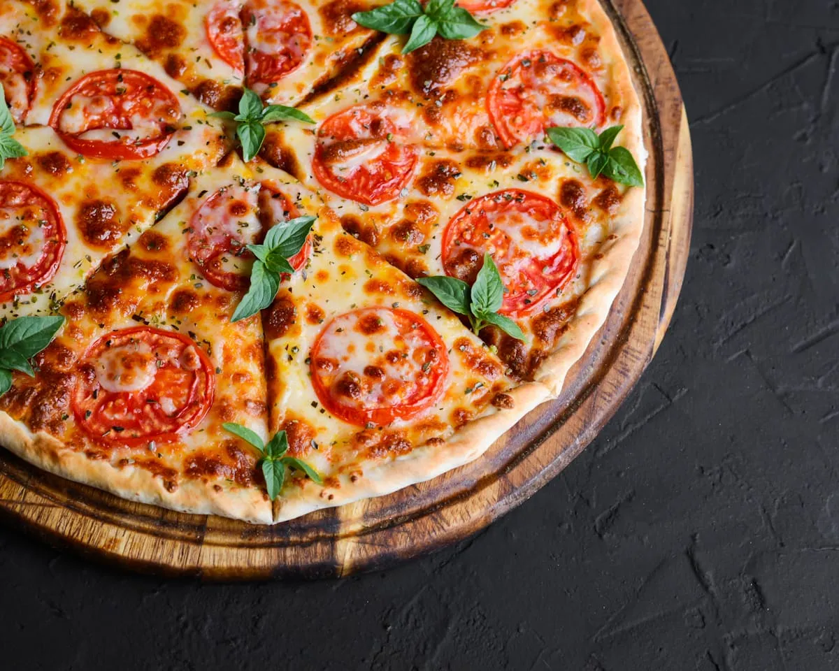 Pizza mozzarella és paradicsom kombinációval